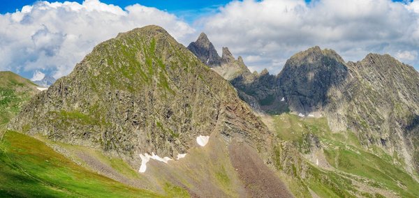 How do you configure automated backup and restore for a MongoDB database on AWS?